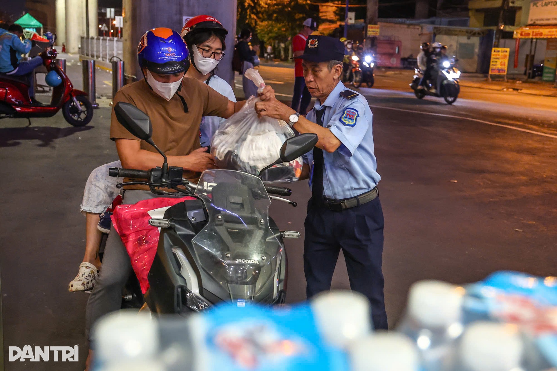 Nửa đêm ở ga Metro: TPHCM gom yêu thương gửi miền Trung ruột thịt - 10