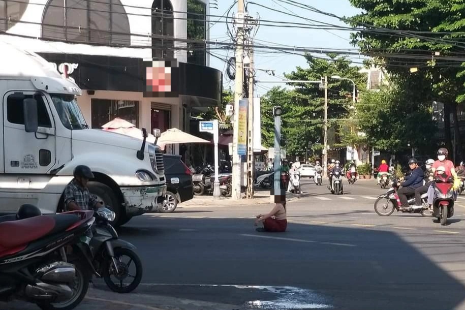 ความจริงของหญิงสาวที่ขวางรถบรรทุกและนั่งสมาธิบนหลังคารถ - 1 Sự thật về người phụ nữ chặn đầu xe tải, ngồi thiền trên nóc ô tô con - 1
