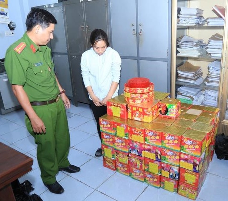 Lên mạng đặt mua hơn 2 tạ pháo để bán kiếm lời dịp Tết - 1 Lên mạng đặt mua hơn 2 tạ pháo để bán kiếm lời dịp Tết - 1