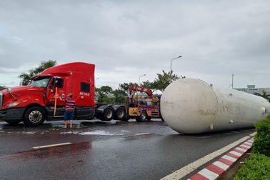 Lật xe bồn chở 20 tấn gas, cư dân được thông báo sẵn sàng sơ tán