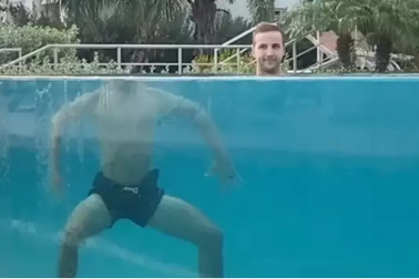 Người đàn ông tách đầu khỏi cơ thể bằng ảo ảnh quang học kỳ diệu