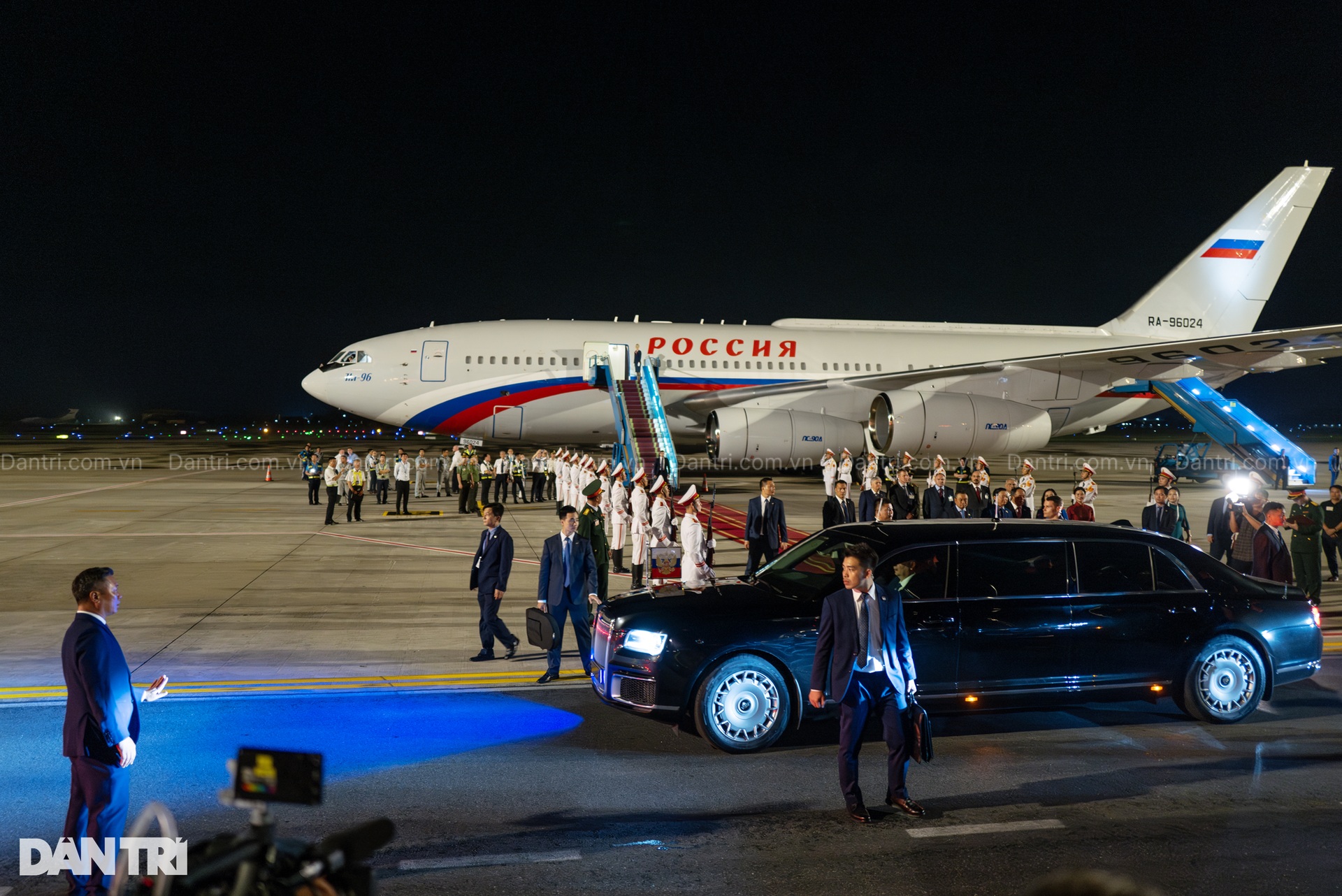 Hình ảnh Tổng thống Nga Putin tại sân bay Nội Bài - 10 Hình ảnh Tổng thống Nga Putin tại sân bay Nội Bài - 10