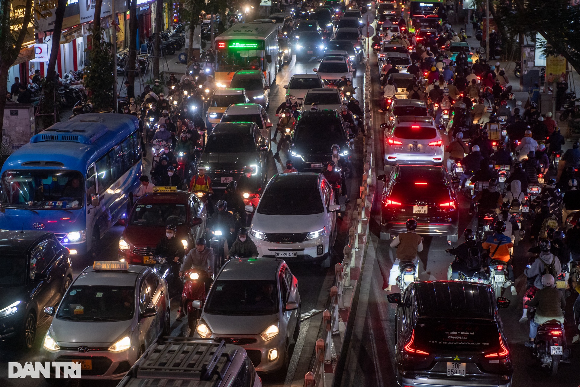 Đường phố Hà Nội, TPHCM ùn tắc cả ngày lẫn đêm dịp cận Tết Nguyên đán - 10 Đường phố Hà Nội, TPHCM ùn tắc cả ngày lẫn đêm dịp cận Tết Nguyên đán - 10