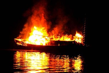 Tàu du lịch cháy ngùn ngụt trên Vịnh Hạ Long