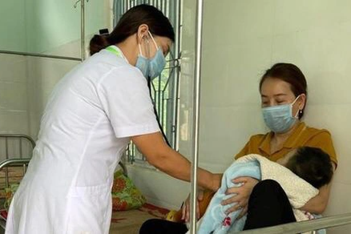 Rơi vào thùng nhựa chứa nước, bé trai 2 tuổi suýt mất mạng - 1 Rơi vào thùng nhựa chứa nước, bé trai 2 tuổi suýt mất mạng - 1