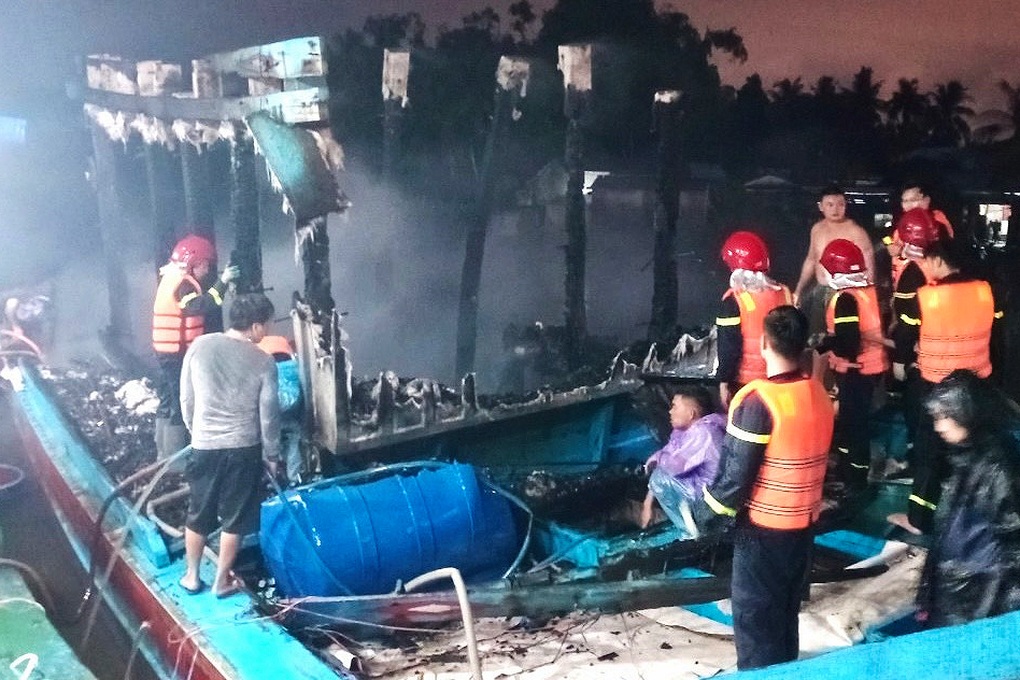 Hai tàu cá trị giá 3 tỷ đồng bốc cháy dữ dội - 2 Hai tàu cá trị giá 3 tỷ đồng bốc cháy dữ dội - 2