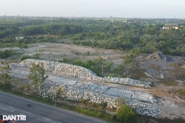 Chính quyền bất lực trước bãi tập kết "lạ" bên đường Hồ Chí Minh?