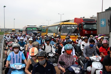 Đường trên cao Hà Nội nghẽn nặng, Quốc lộ 5 ùn tắc kinh hoàng