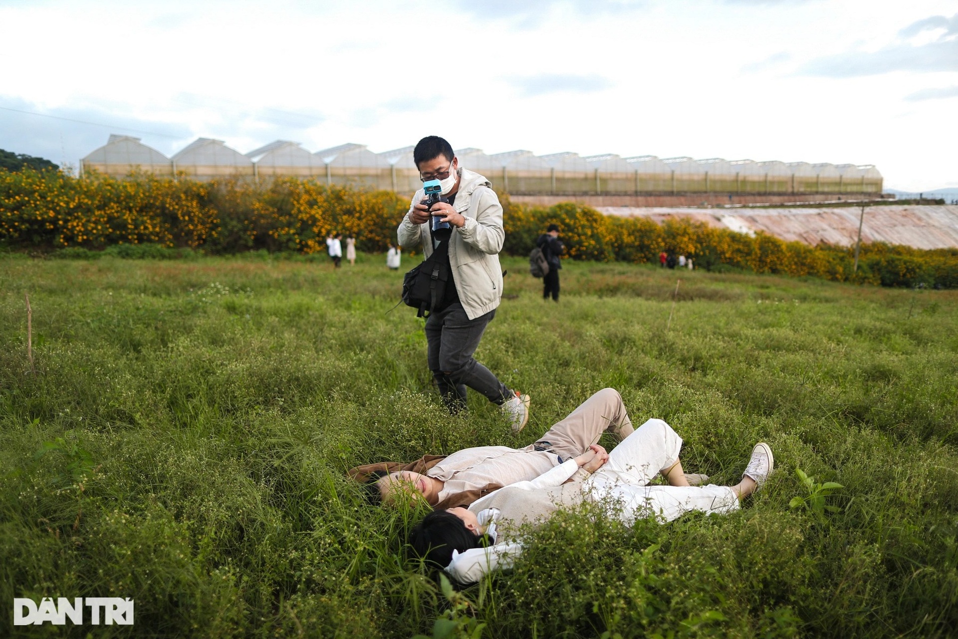 Hoa dã quỳ nở rộ cả sườn đồi, bạn trẻ đổ xô về ngoại ô Đà Lạt check-in - 24