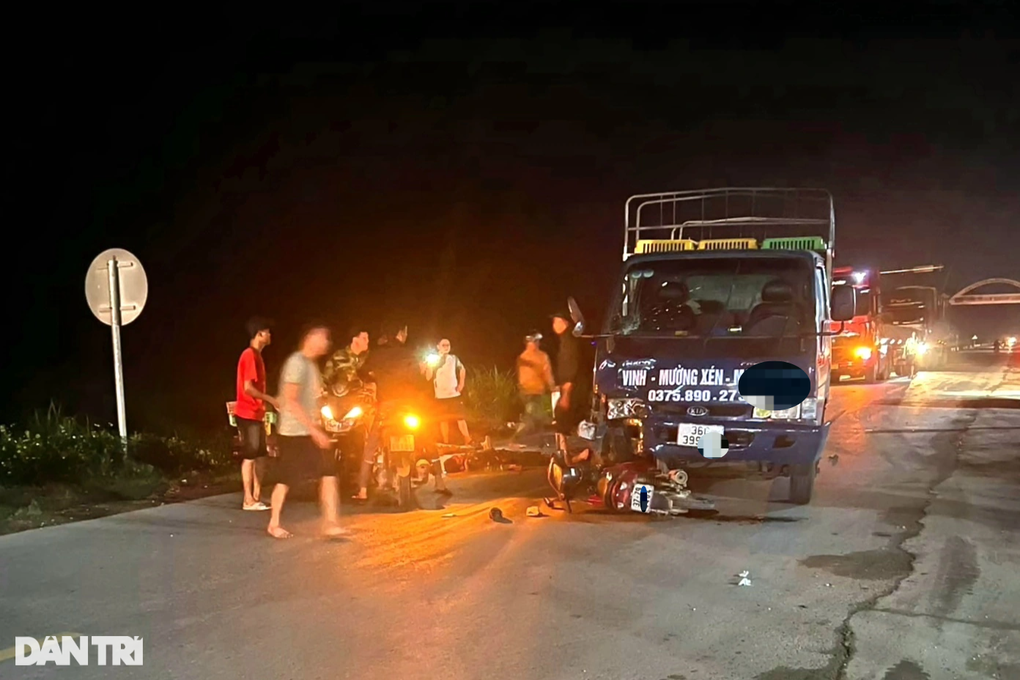 3 người đàn ông đi xe máy thương vong sau khi va chạm với ô tô tải - 2 3 người đàn ông đi xe máy thương vong sau khi va chạm với ô tô tải - 2