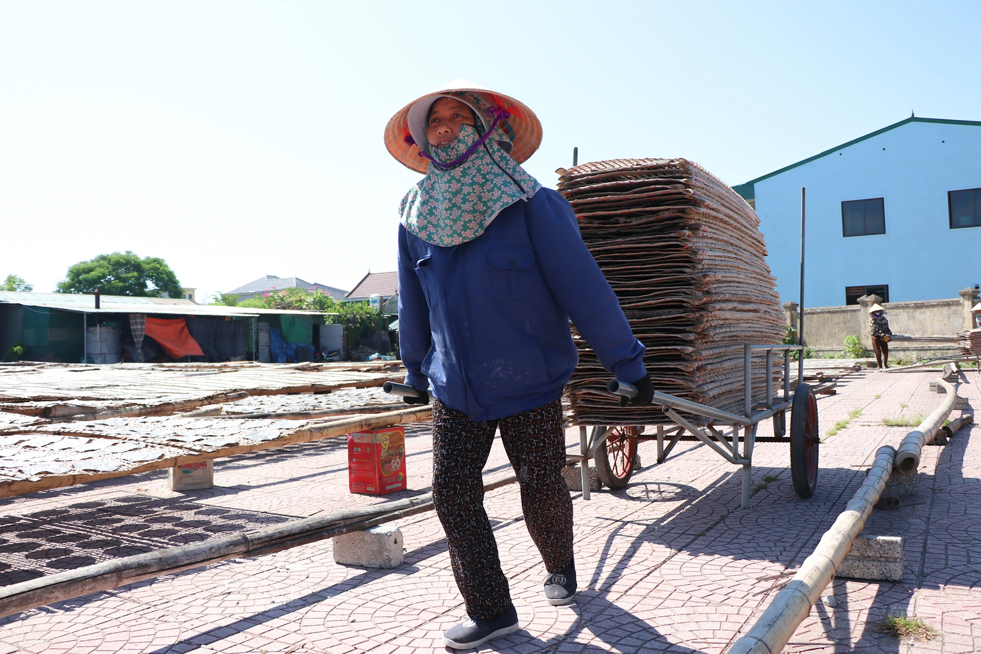 កន្លែងដែលស្ត្រីសម្ងួតចង្ក្រាន និងហាលថ្ងៃ ដើម្បីបង្កើតនំខេក ដែលនាំមកនូវចំណូលចំនួន 4.5 ពាន់លានដុងជារៀងរាល់ឆ្នាំ - 12 Nơi phụ nữ hong bếp, phơi nắng tạo ra thứ bánh mang về 4,5 tỷ đồng mỗi năm - 12