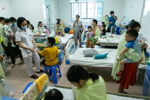 Hà Nội: Trẻ nhập viện tăng gấp 3 lần, mỗi bác sĩ gồng mình chăm 20 bệnh nhi