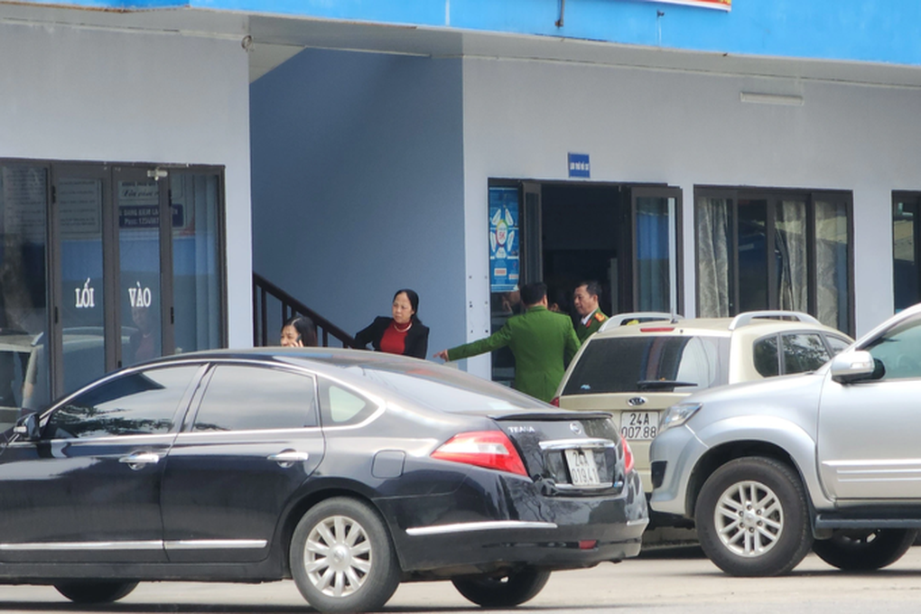 Tạm giữ Phó Giám đốc Trung tâm đăng kiểm xe cơ giới 2401D Lào Cai - 2 Tạm giữ Phó Giám đốc Trung tâm đăng kiểm xe cơ giới 2401D Lào Cai - 2
