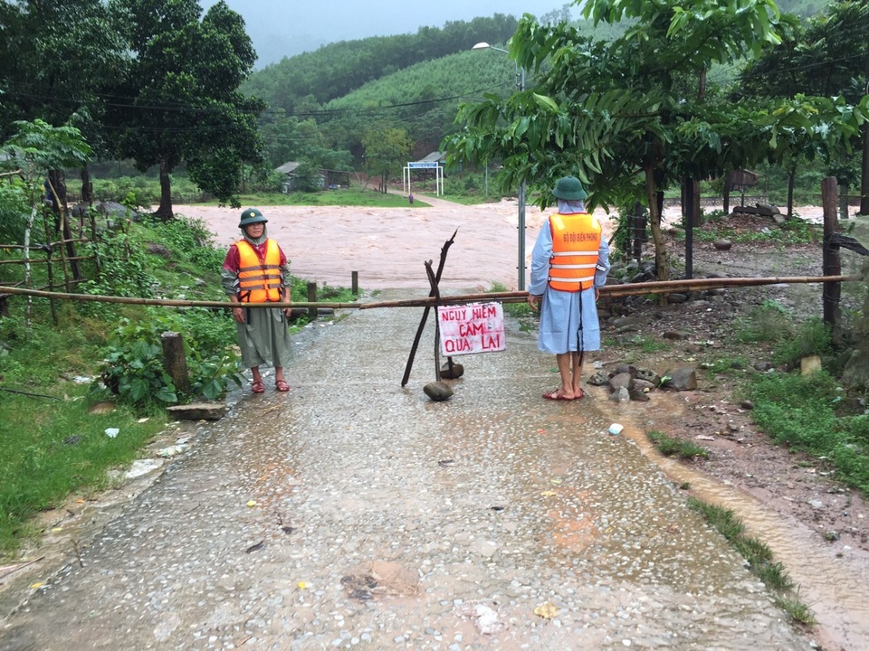 Mưa lớn, nước sông, suối dâng cao khiến nhiều thôn, bản bị cô lập trở lại - 4 Mưa lớn, nước sông, suối dâng cao khiến nhiều thôn, bản bị cô lập trở lại - 4