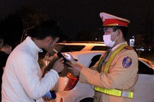 Chống đối, không chịu đo nồng độ cồn, một tài xế bị phạt 35 triệu đồng