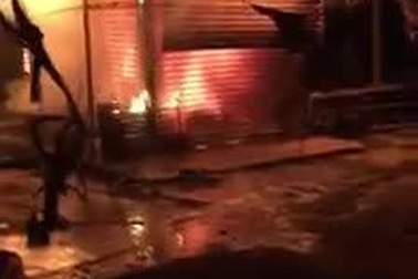 Ngọn lửa bùng cháy dữ dội, thiêu rụi nhiều ki ốt tại chợ Nghĩa Thuận.