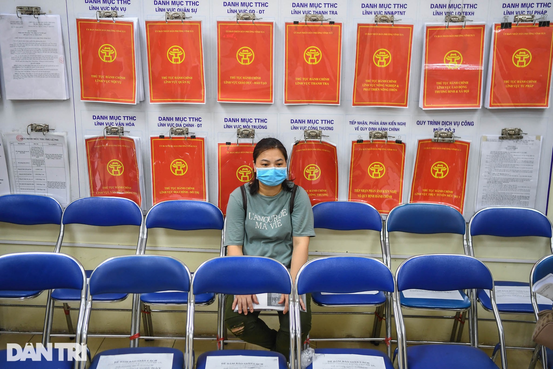 Xuyên đêm chờ ở trụ sở UBND phường làm thủ tục cấp giấy đi đường - 3 Xuyên đêm chờ ở trụ sở UBND phường làm thủ tục cấp giấy đi đường - 3