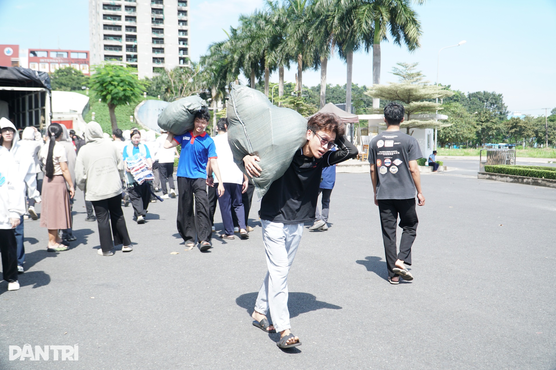 Hơn 8.000 sinh viên TPHCM tham gia hỗ trợ đồng bào miền Trung - 11