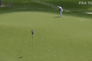 Chiêm ngưỡng cú putt siêu "dị" của Bryson DeChambeau từ khoảng cách… 16m