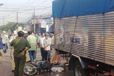 Bé trai 17 tháng tuổi bị xe tải cán chết