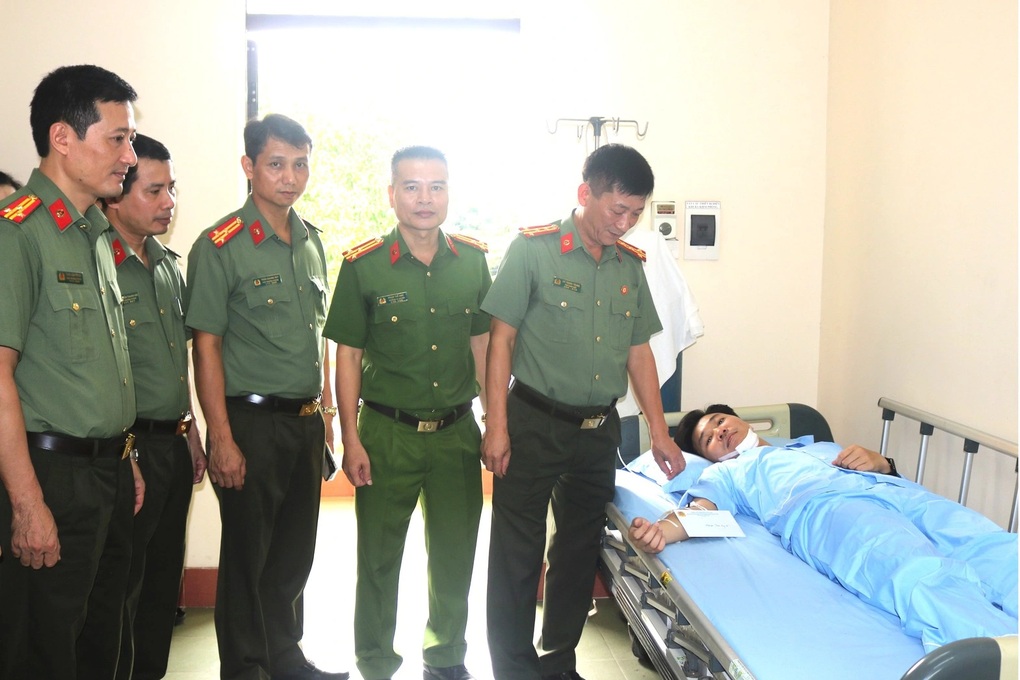 Thái Nguyên: Đâm em dâu bằng kiếm rồi cố thủ trong nhà dọa tự sát - 1 Thái Nguyên: Đâm em dâu bằng kiếm rồi cố thủ trong nhà dọa tự sát - 1