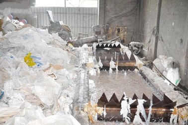 Một người tử nạn thương tâm khi rơi vào máy nghiền bao bì