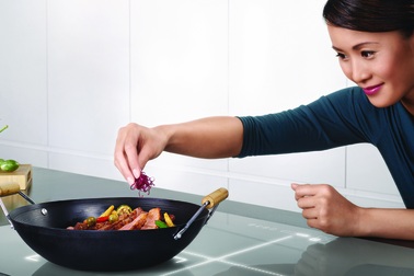 Bí kíp nấu ăn nhàn tênh, mát mẻ “chuẩn cơm mẹ nấu” ngày nắng nóng