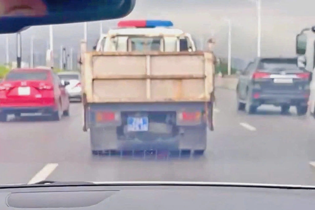 CSGT mở đường cho ô tô đưa người phụ nữ bị đột quỵ đi cấp cứu - 1 CSGT mở đường cho ô tô đưa người phụ nữ bị đột quỵ đi cấp cứu - 1