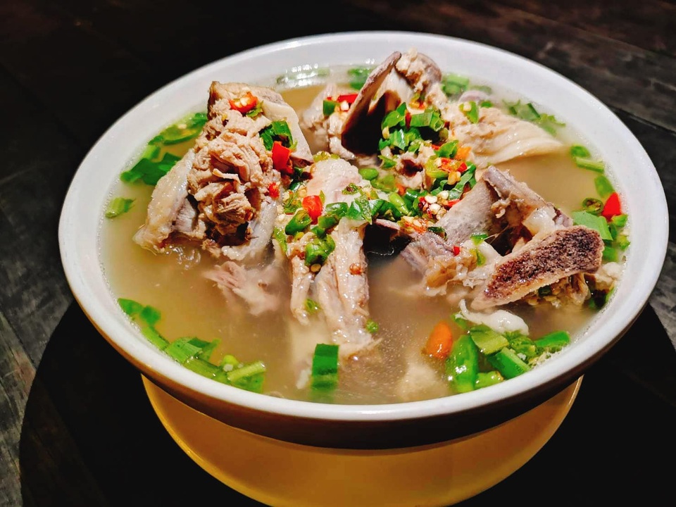 Nhà hàng “hốt bạc” nhờ “dàn trai đẹp” cơ bắp cuồn cuộn chuyên giao đồ ăn - 2