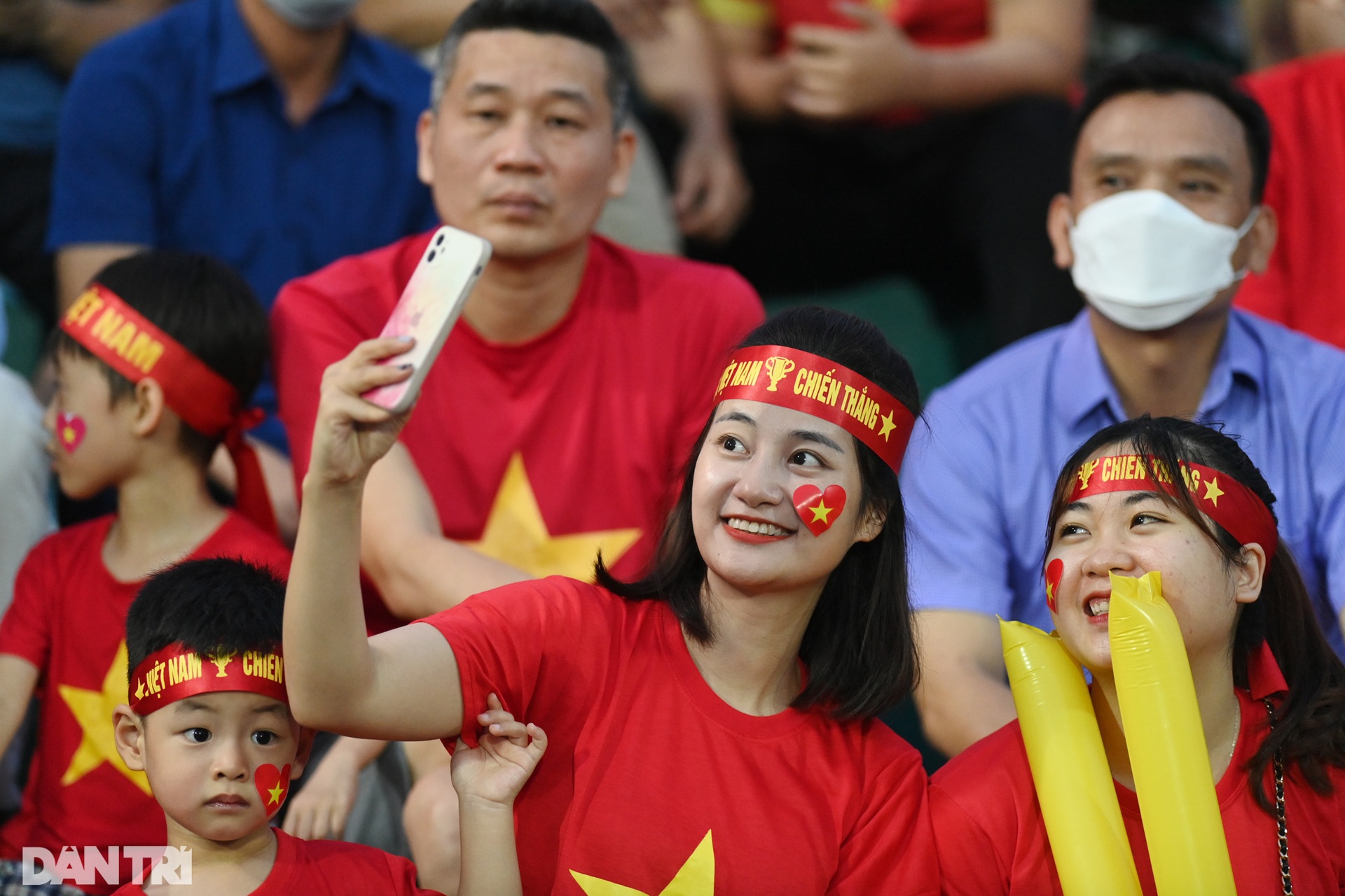 Bất chấp mưa lớn, CĐV phủ kín sân Việt Trì tiếp lửa cho U23 Việt Nam - 1 Bất chấp mưa lớn, CĐV phủ kín sân Việt Trì tiếp lửa cho U23 Việt Nam - 1