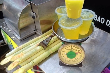 Muốn giàu, hãy bán... áo chống nắng và nước mía