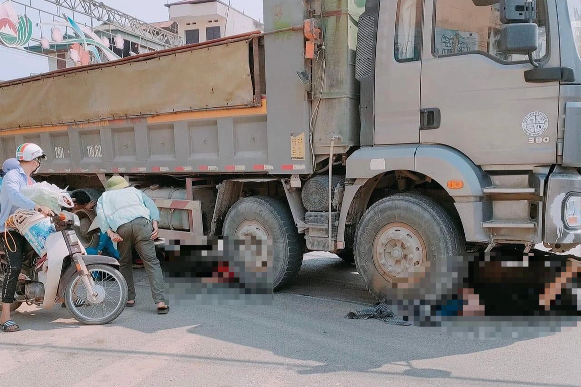 Ba mẹ con đi xe máy tử vong sau cú va chạm với ô tô tải - 1 Ba mẹ con đi xe máy tử vong sau cú va chạm với ô tô tải - 1