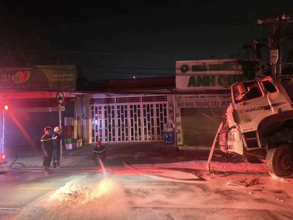 Hàng trăm hộ dân ở TP Thủ Đức mất điện sau tiếng nổ lớn - 2 Hàng trăm hộ dân ở TP Thủ Đức mất điện sau tiếng nổ lớn - 2