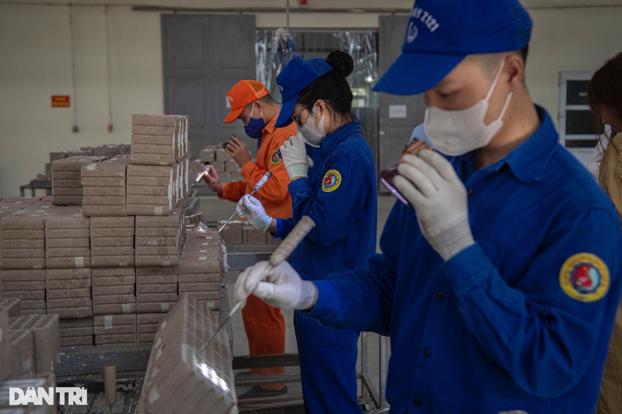 Cận cảnh quy trình sản xuất pháo hoa Việt Nam tại Nhà máy Z121 - 4