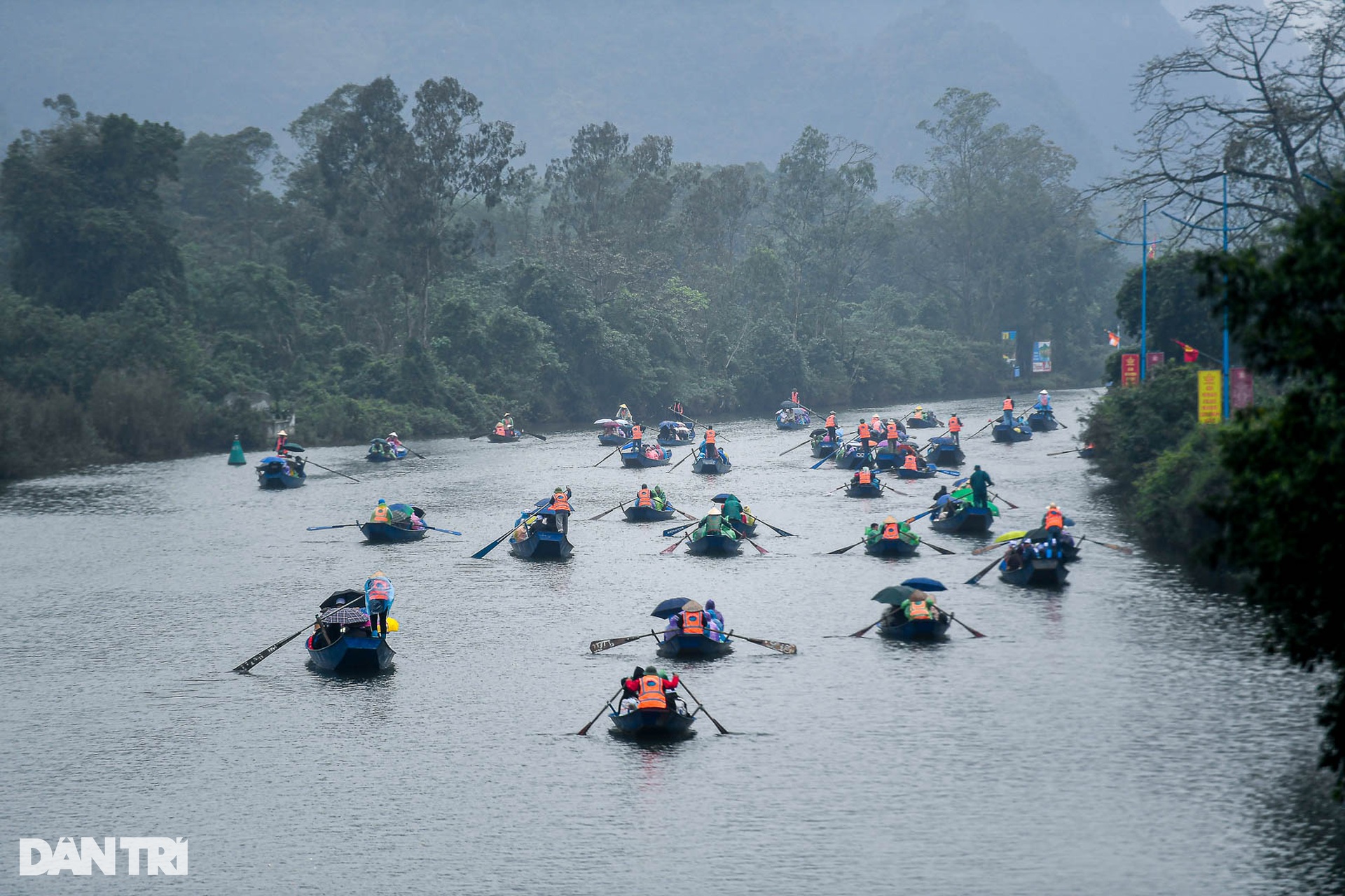 Thực hư thông tin chùa Hương vắng nhất lịch sử, lái đò xếp hàng chờ - 1 Thực hư thông tin chùa Hương vắng nhất lịch sử, lái đò xếp hàng chờ - 1