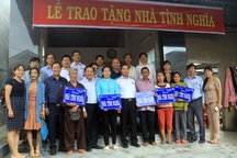 Tặng 5 ngôi nhà tình nghĩa cho 5 hộ gia đình có hoàn cảnh khó khăn