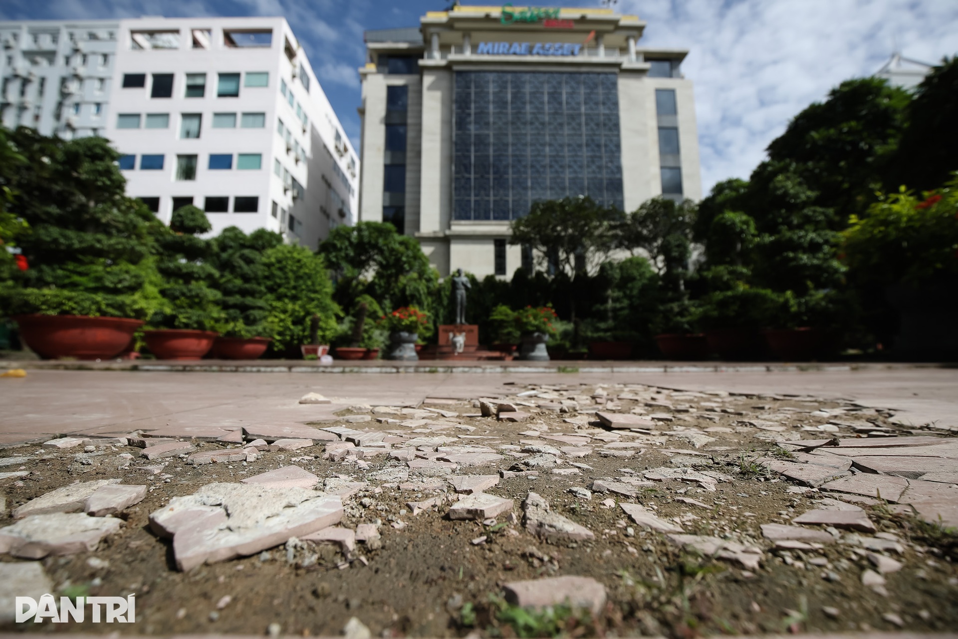 Cảnh nhếch nhác ở công viên giữa trung tâm TPHCM - 4 Cảnh nhếch nhác ở công viên giữa trung tâm TPHCM - 4