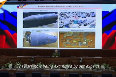 Nga trưng bày hai tên lửa " bắn xịt" của Mỹ trong vụ không kích Syria