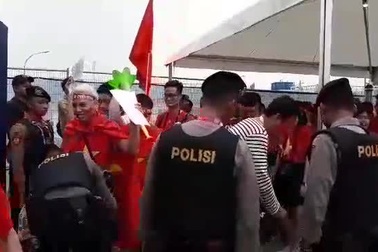 Cổ động viên đến sân vận động từ sớm