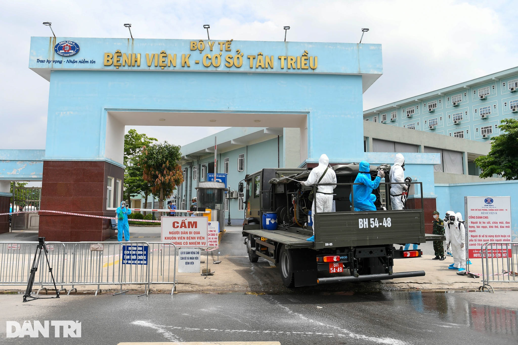 Khẩn cấp phun khử khuẩn, tiêu độc toàn bộ Bệnh viện K cơ sở Tân Triều - 2 Khẩn cấp phun khử khuẩn, tiêu độc toàn bộ Bệnh viện K cơ sở Tân Triều - 2