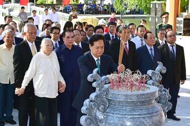 Thủ tướng dâng hương tưởng niệm Tổng Bí thư Nguyễn Văn Linh 