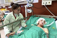 Nam công nhân mồ côi cha, nguy kịch khi mưu sinh gồng gánh mẹ già, con thơ