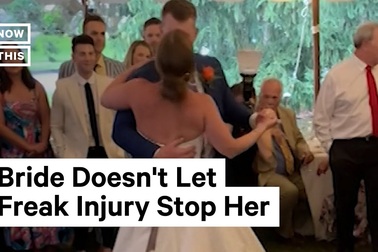 Nhảy quá đà, cô dâu mặc váy cưới đi xe lăn vào bệnh viện