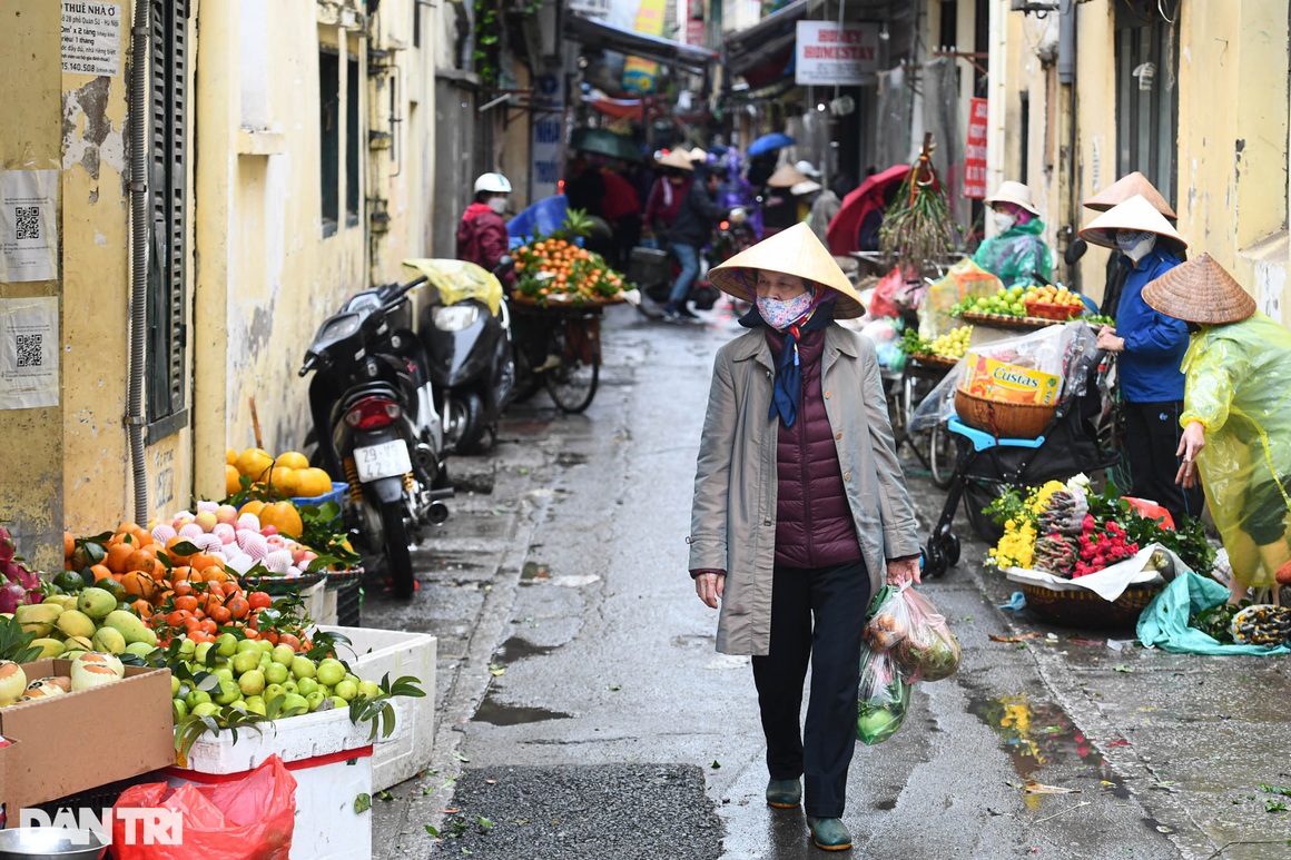 Người dân Thủ đô đội mưa đi lễ chùa trong ngày rằm cuối cùng năm Tân Sửu - 13 Người dân Thủ đô đội mưa đi lễ chùa trong ngày rằm cuối cùng năm Tân Sửu - 13