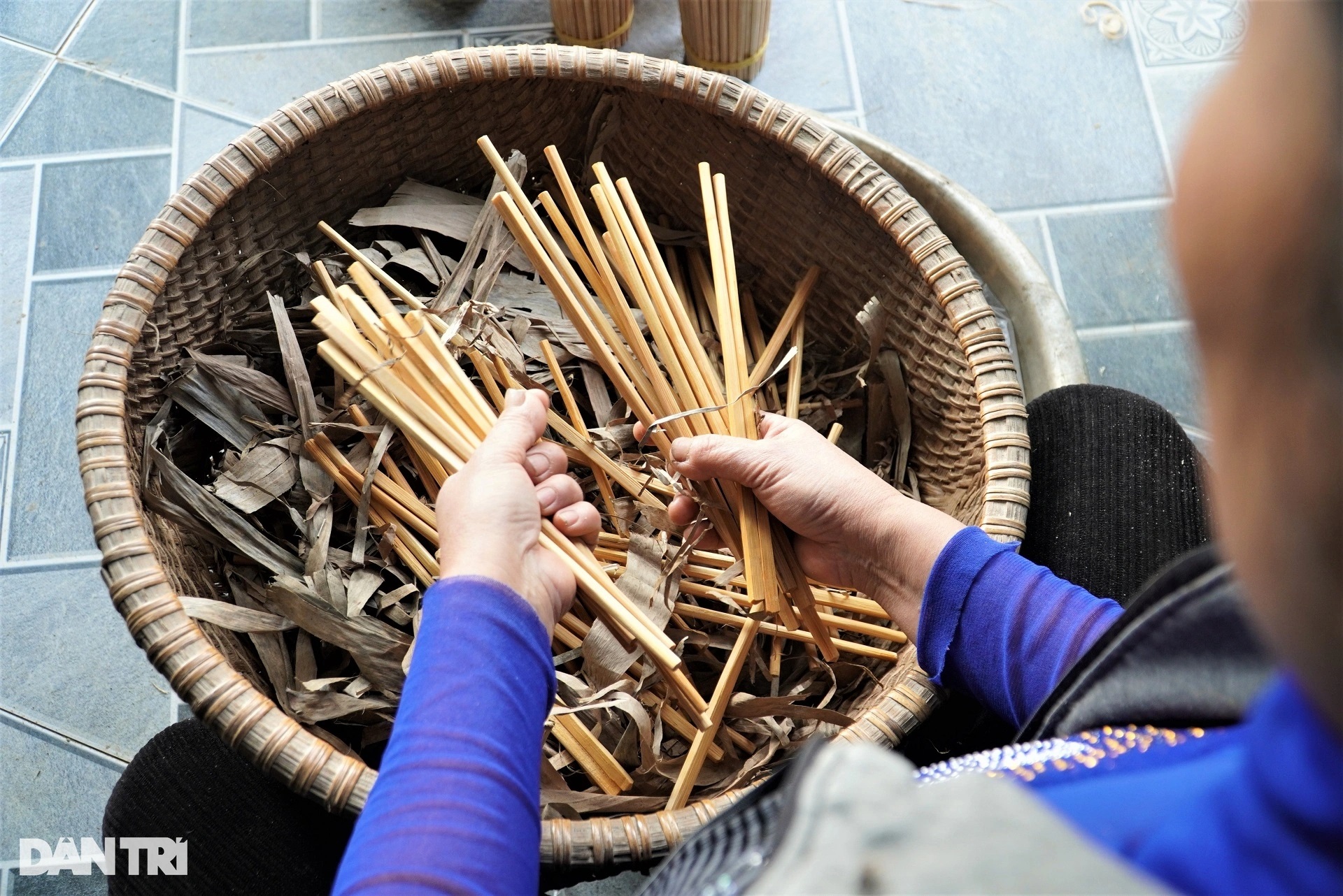 ການຫາເງິນລະຫວ່າງເທດສະການກັບວຽກເຮັດການແຍກໝາກເຜັດ ແລະເຮັດຟັກໄມ້ - 7 Hái tiền dịp Tết với nghề chẻ cau vót đũa - 7