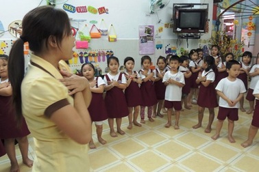 Trường học “bỏ rơi” trẻ dưới 18 tháng tuổi