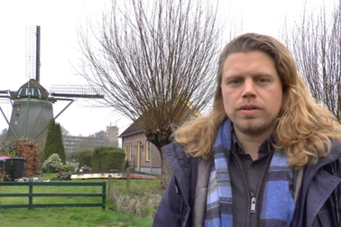 Cha của khoảng 500-600 đứa trẻ bị cấm hiến tinh trùng