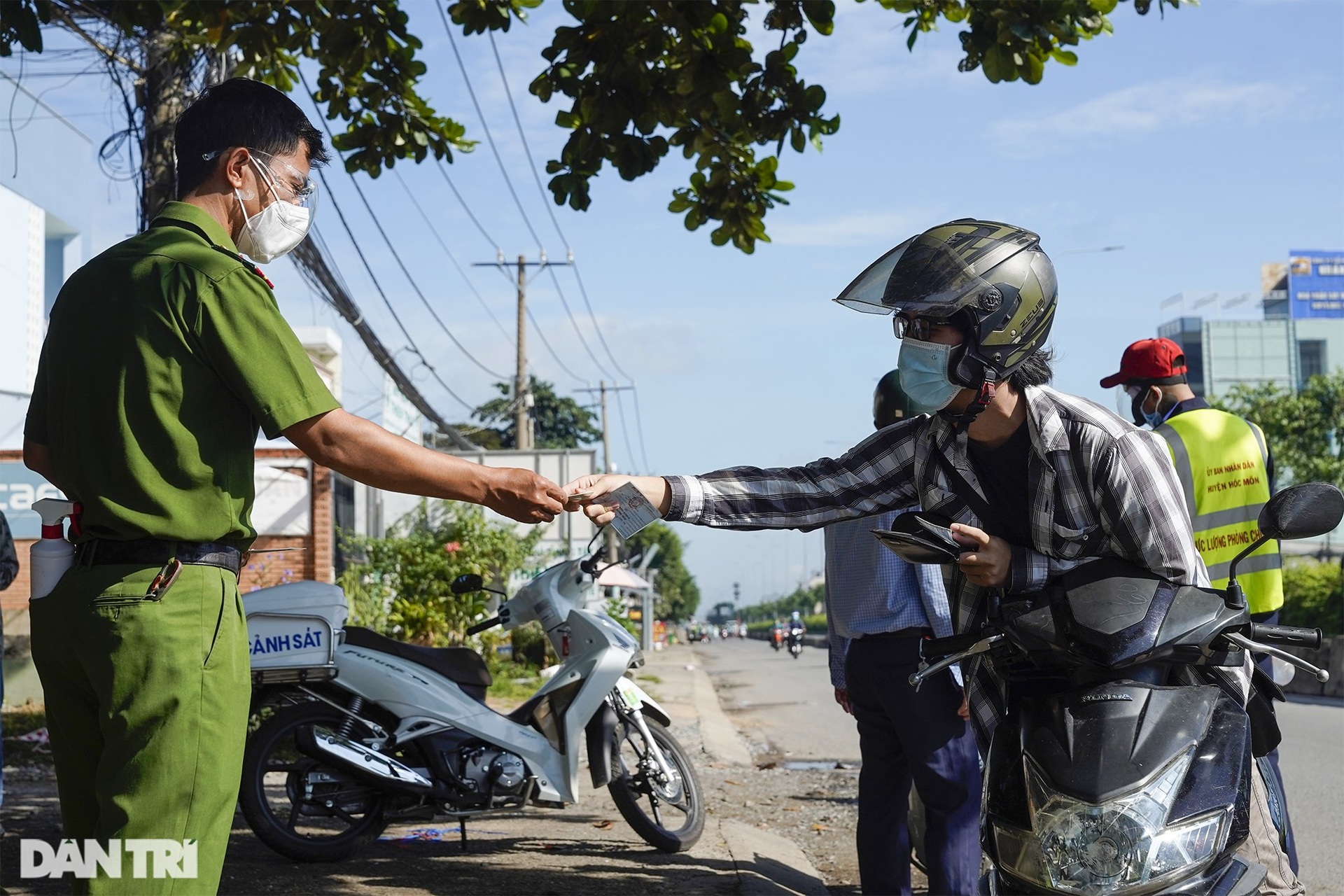Nhiều tuyến đường ở TPHCM đông đúc trở lại - 14 Nhiều tuyến đường ở TPHCM đông đúc trở lại - 14