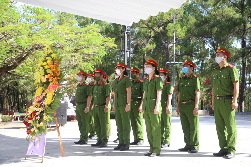 Em trai nằm giữa đồng đội, gia đình sẽ thấy yên lòng hơn - 7 Em trai nằm giữa đồng đội, gia đình sẽ thấy yên lòng hơn - 7