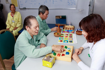 Ngoài 60 tuổi, nhiều người già bệnh chồng bệnh